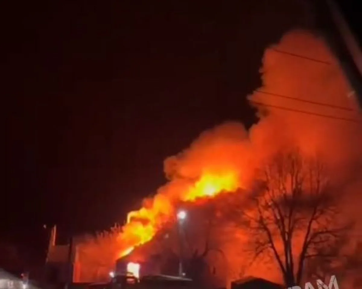 Крупный пожар охватил жилой дом в Первомайском поселке