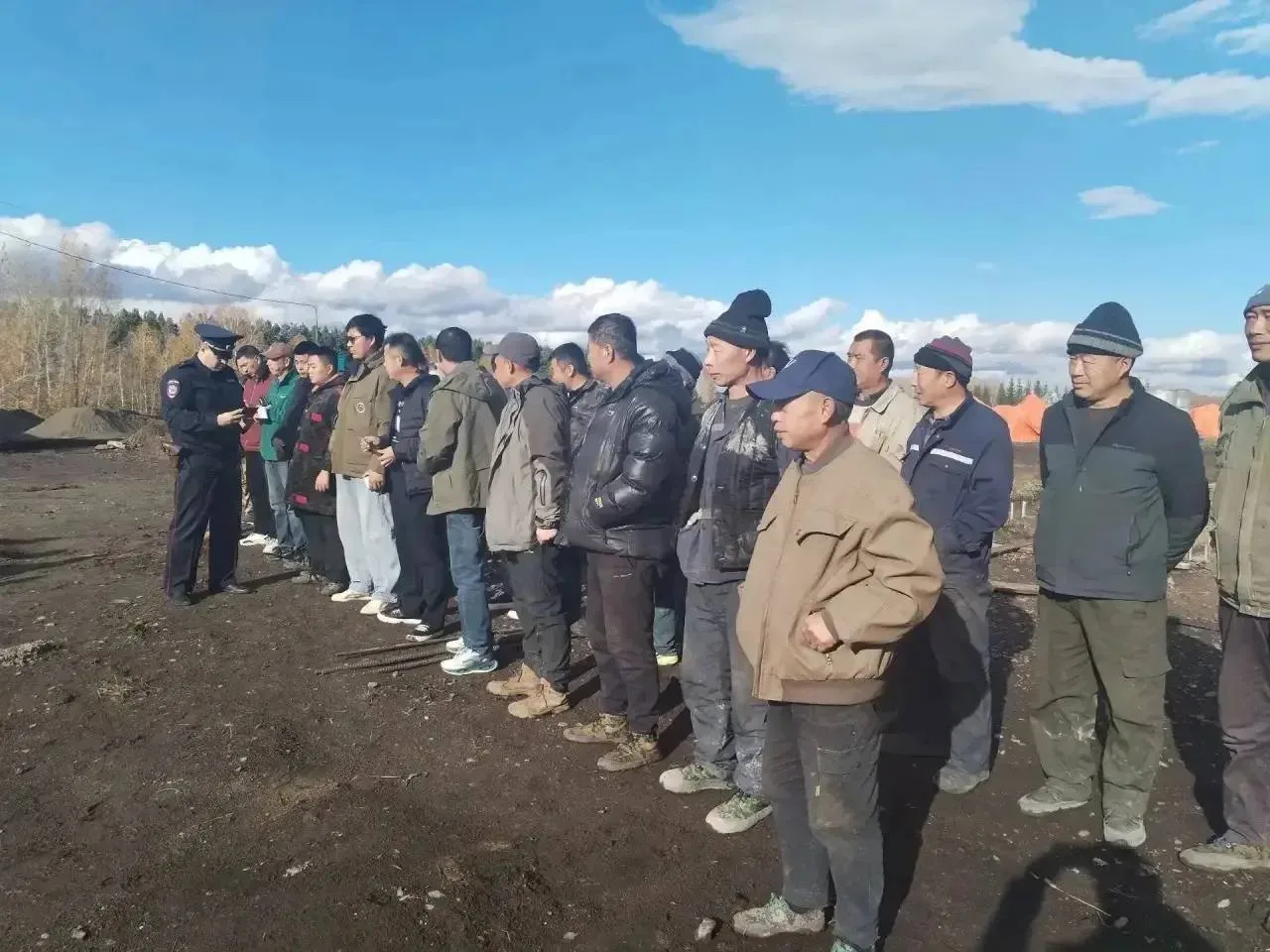 На стройке в Троицком районе Алтайского края задержали 28 граждан Китая, которые работа...
