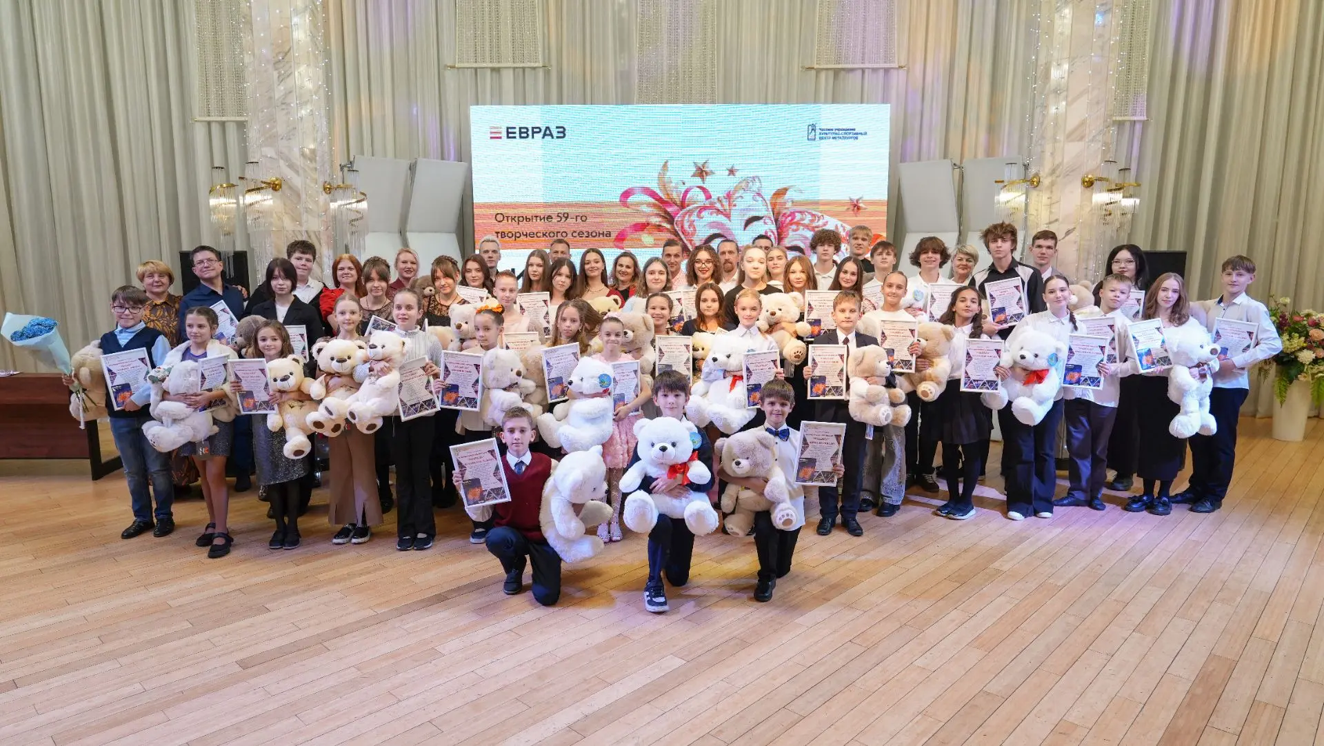 🎉 14 октября в Культурном центре ЗСМК КСЦМ ЕВРАЗа состоялось ежегодное торжественное в...