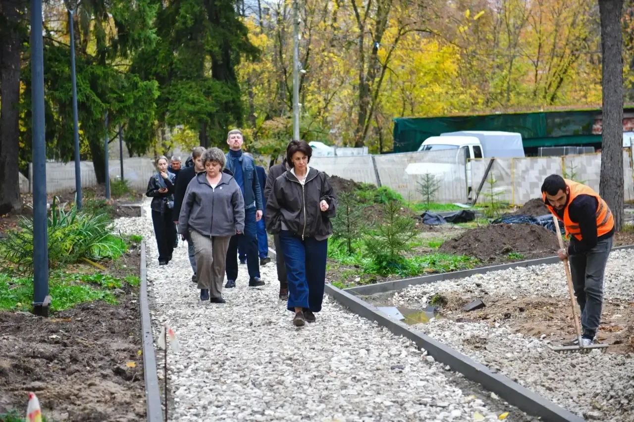 🌳 Сквер «Сказка» в Сходне преображается: благоустройство продолжается