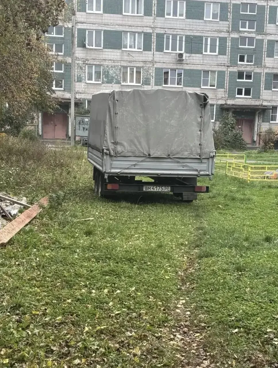 Ермолино. Детская площадка по улице Центральная, неделю стоит прицеп, можно узнать для ...