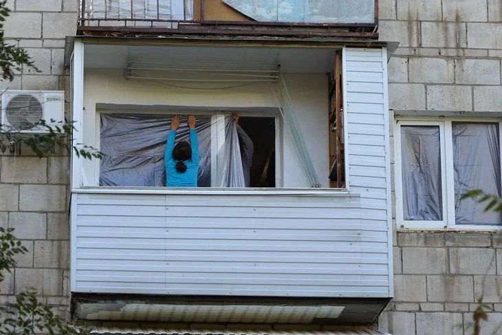 Хлопок газовоздушной смеси выбил окна в жилом доме