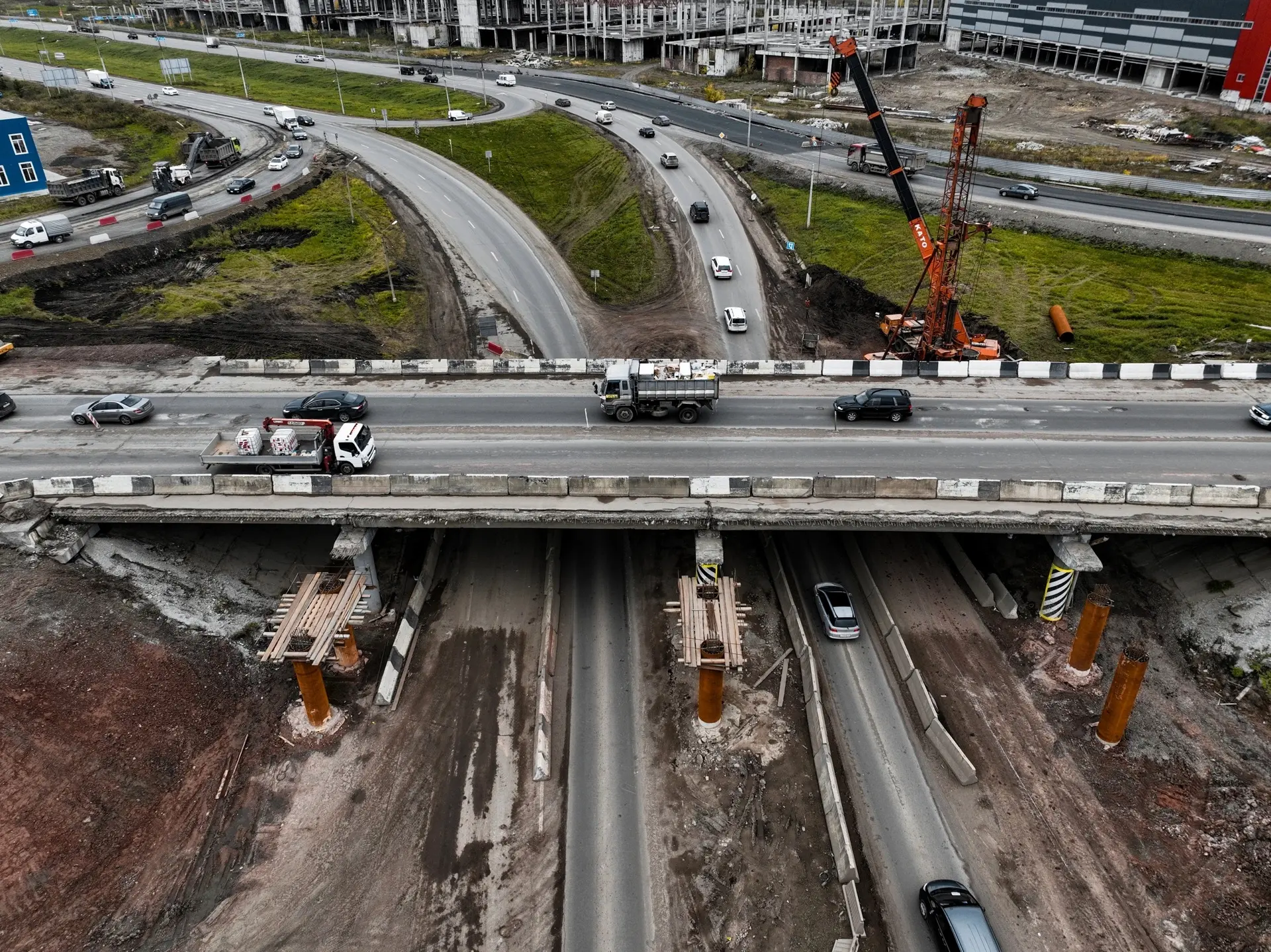 🚧 На развязке возле Солонцов дорожники заканчивают укладывать нижние слои асфальта