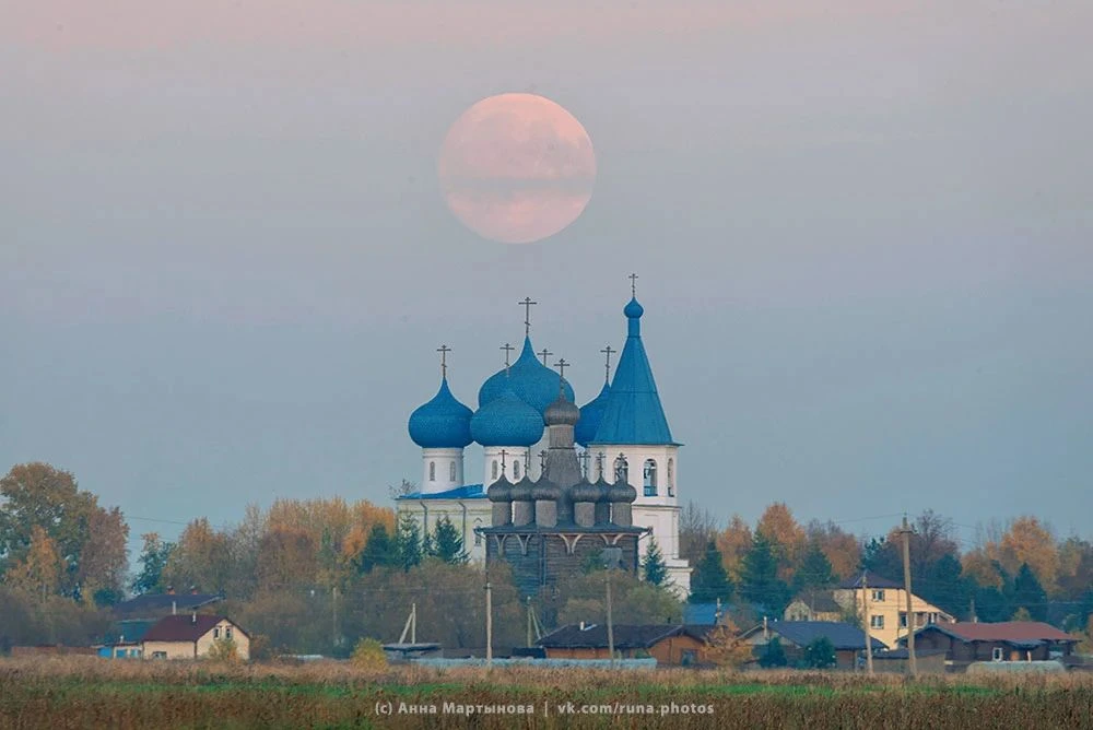 Посмотрите, какой восход Луны запечатлела в Заостровье Анна Мартынова.