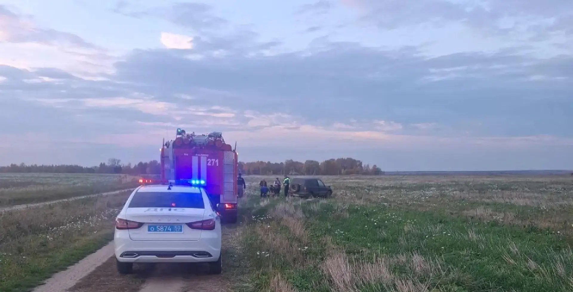 Вчера в районе деревни Ляхово автомобиль Chevrolet Niva съехал с дороги и опрокинулся, ...