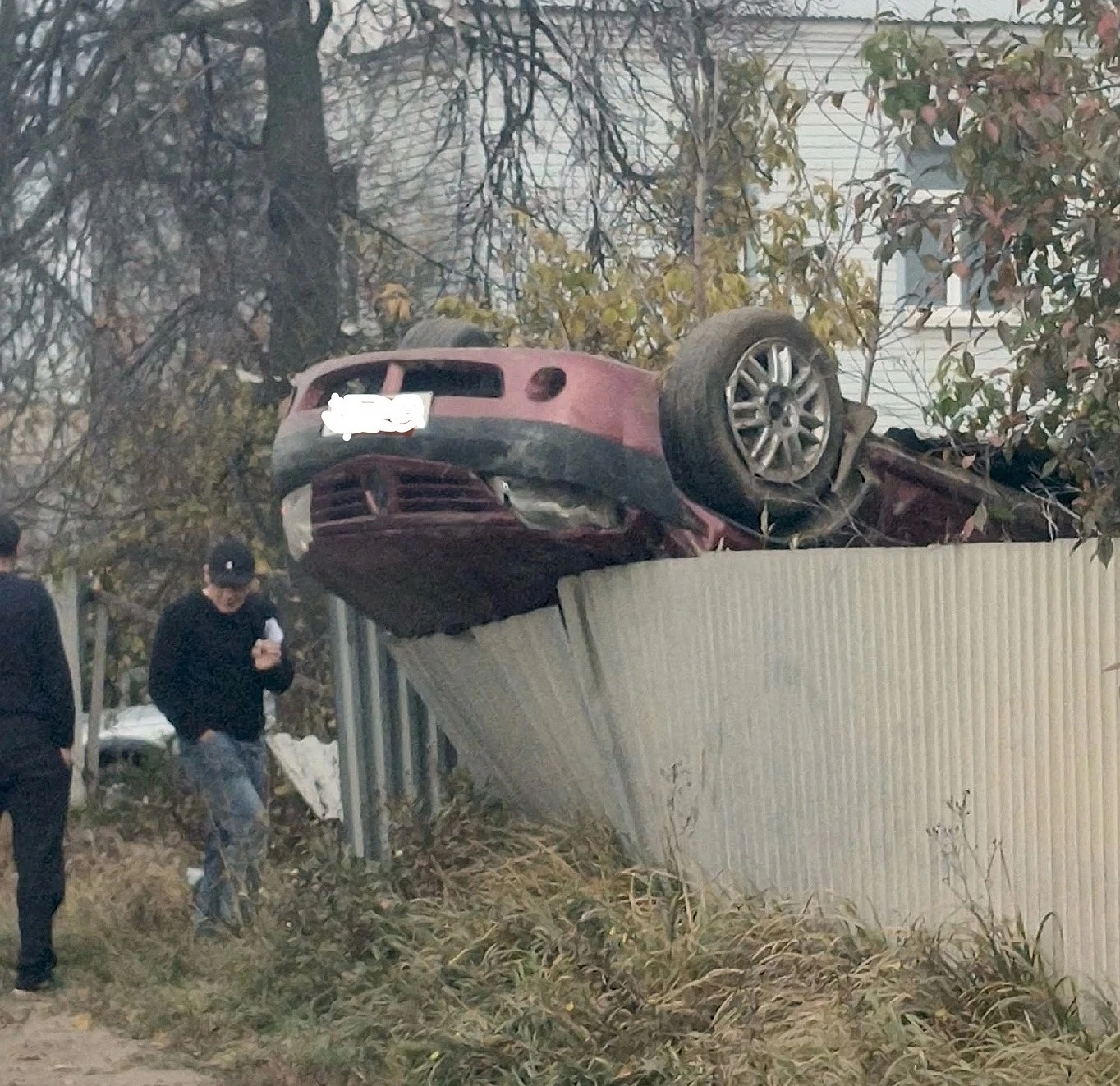 В Рыбном в Рязанской области машина перевернулась и повисла на заборе. Не вошёл в повор...