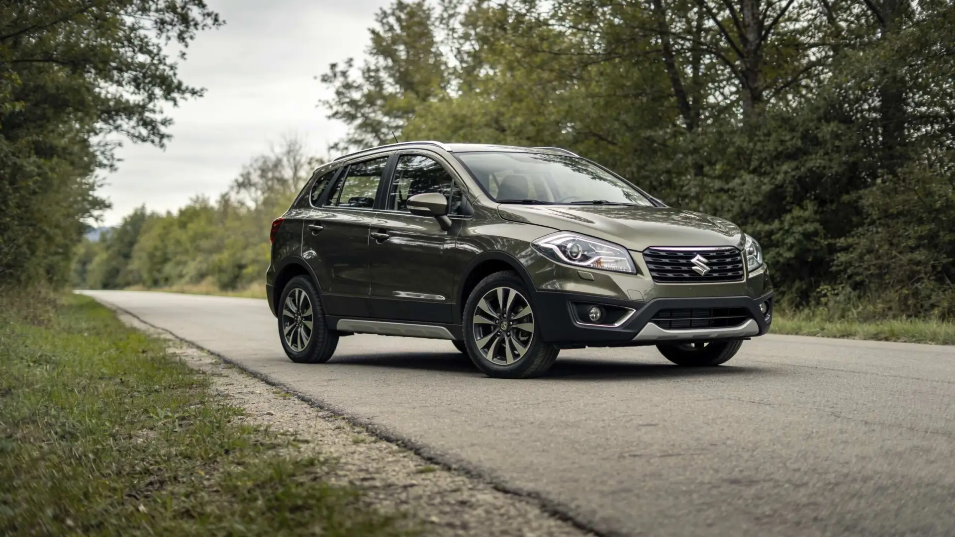 Suzuki S-Cross: практичный кроссовер между Vitara и Across — цены, оснащение и характер...