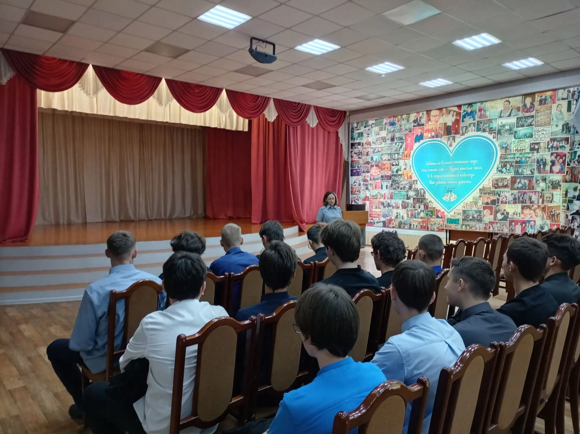 👮‍♂️ Будущее в погонах: в гостях у старшеклассников представитель ГУФСИН!