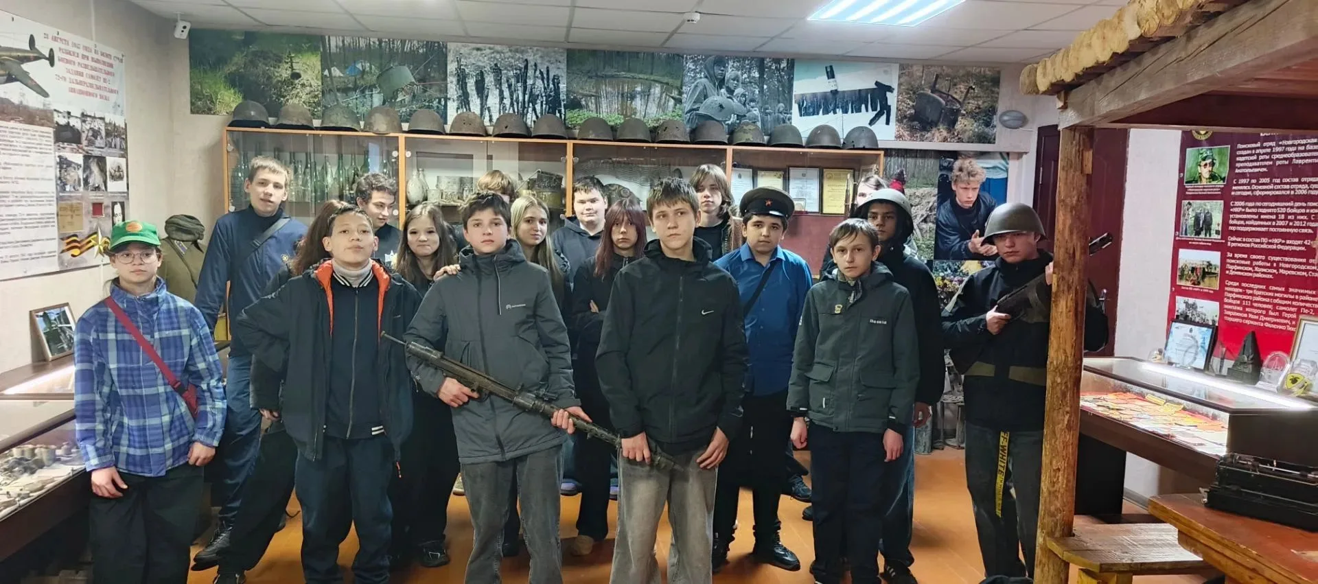 В рамках внеурочного занятия "Я - Новгородец" 7а и 8 б классы посетили "Дом Молодежи" Н...