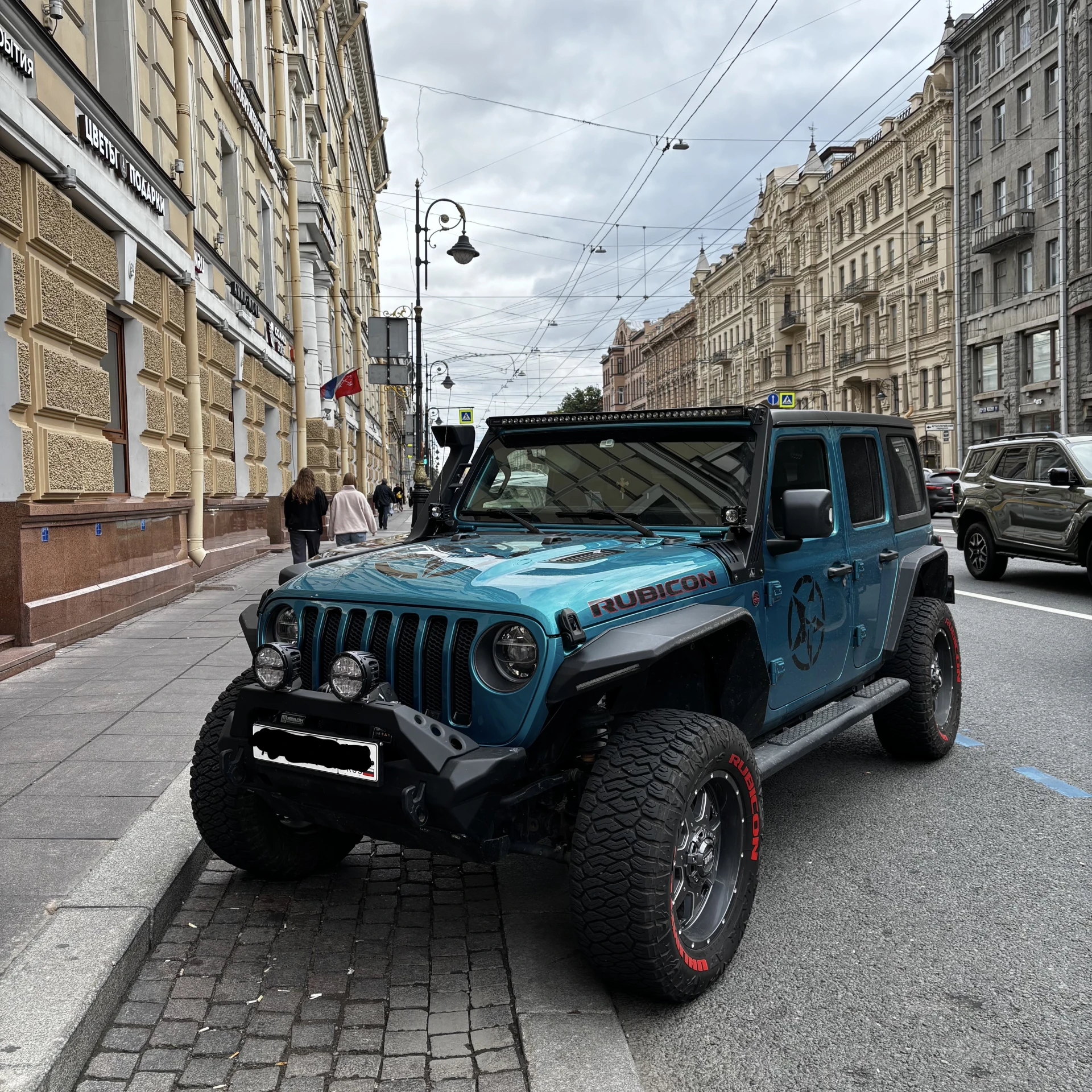 Подумал, может, какая-нибудь новая Лада. Но нет, показалось...