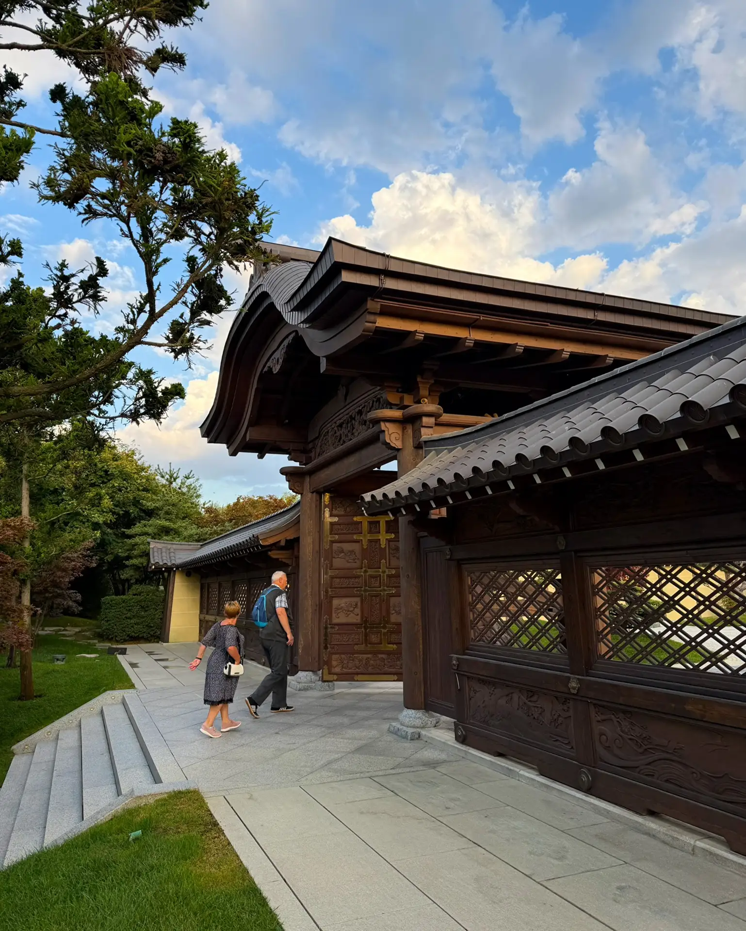 Внутренний двор за воротами Карамон ⛩️ Много камней, сосны, клёны, фонари…