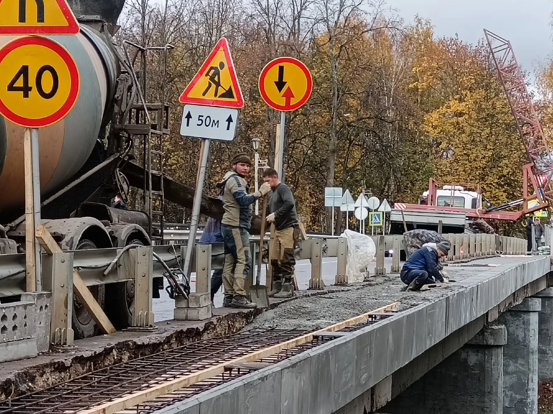 В Старой Руссе идёт ремонт Соборного моста.
