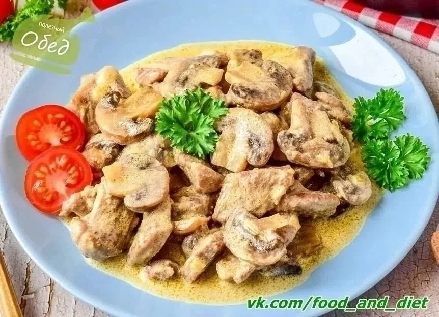 Индейка с шампиньонами в сливочном соусе на сковороде