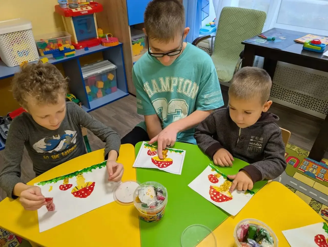 🎨 Творчество с пользой: пластилинография в кружке «Мир в цвете»!