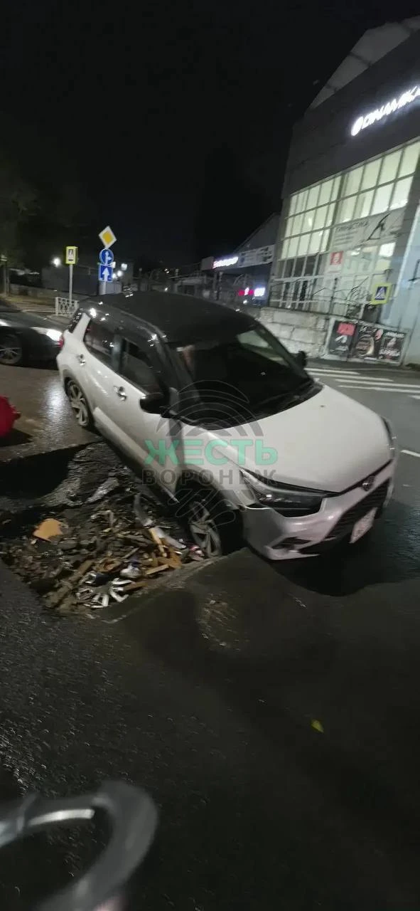 ⚡️ В Воронеже глубокая яма на дороге уже несколько месяцев угрожает автомобилистам