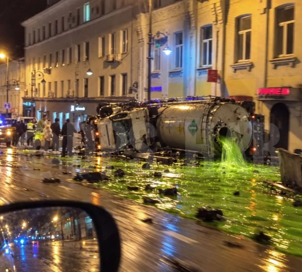 🚨 В Хабаровске перевернулась цистерна: на дорогу выливается ярко-зелёная жидкость
