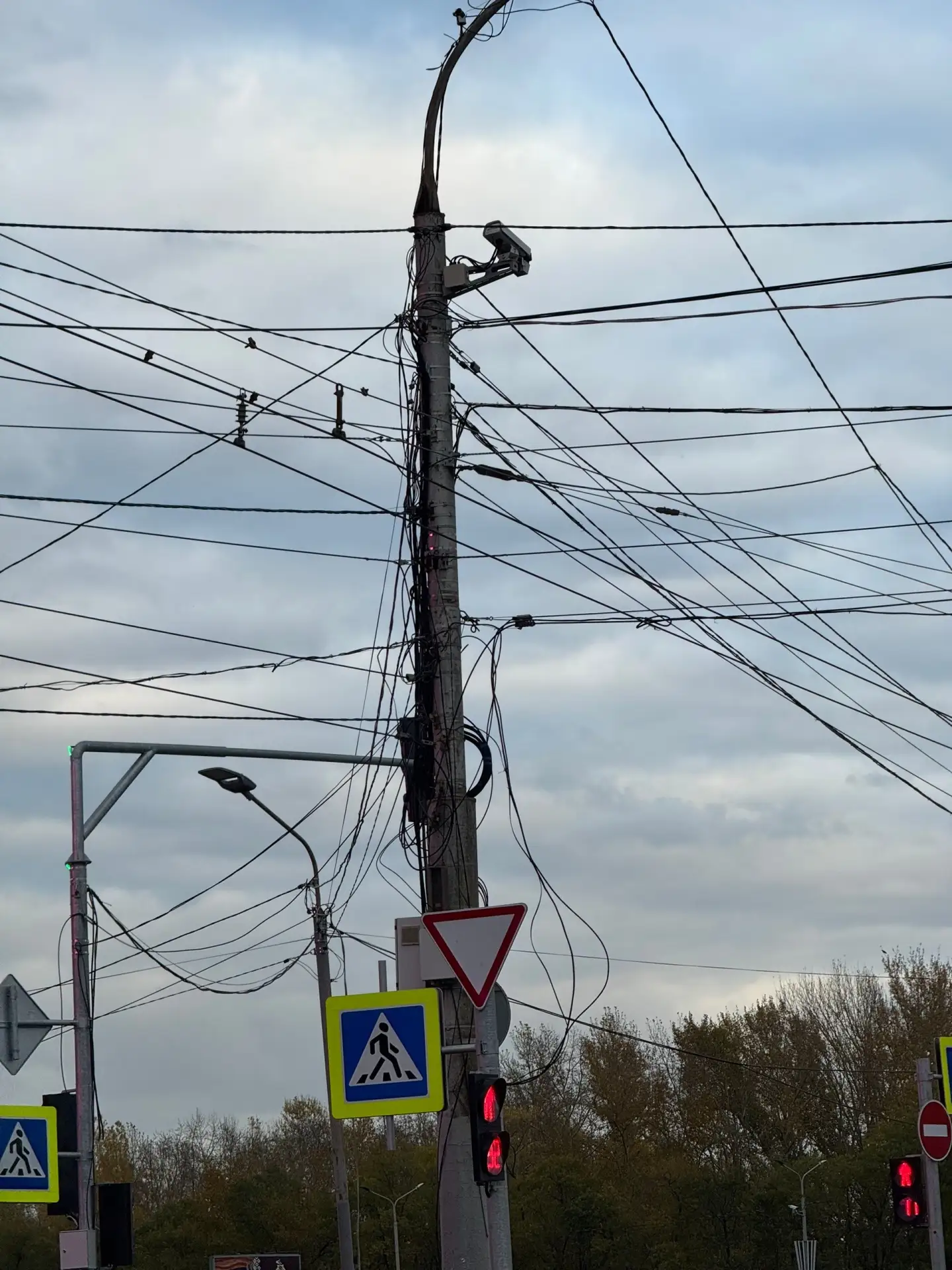 Скоро кабелей на столбах будет как в Таиланде