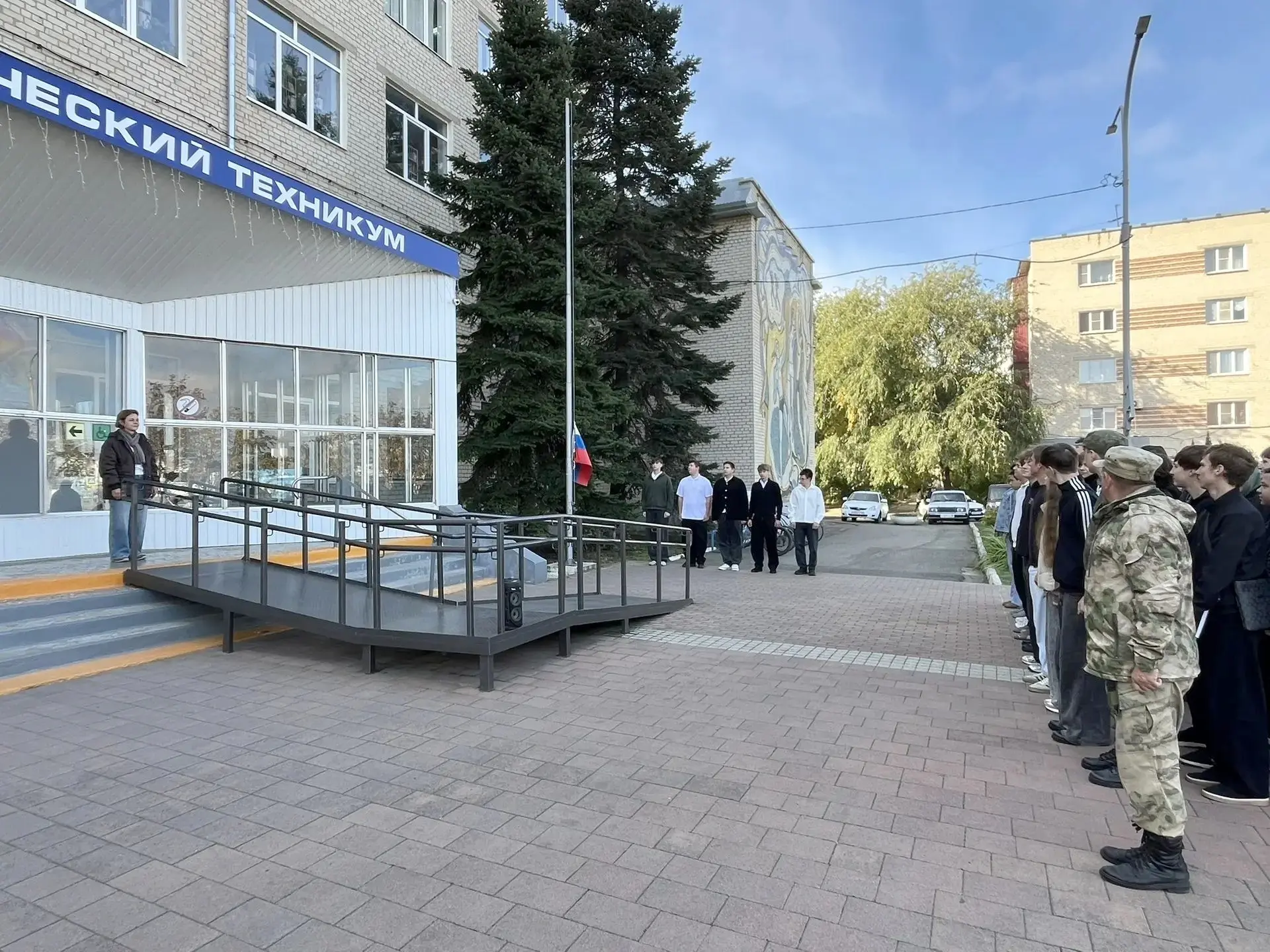 Традиционно начали учебную неделю с поднятия Флага РФ🇷🇺 и исполнения Гимна РФ.