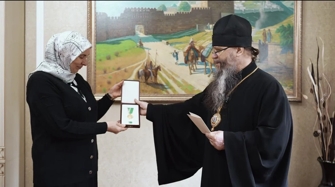 Советник муфтия Дагестана Айна Гамзатова награждена медалью Русской православной церкви...