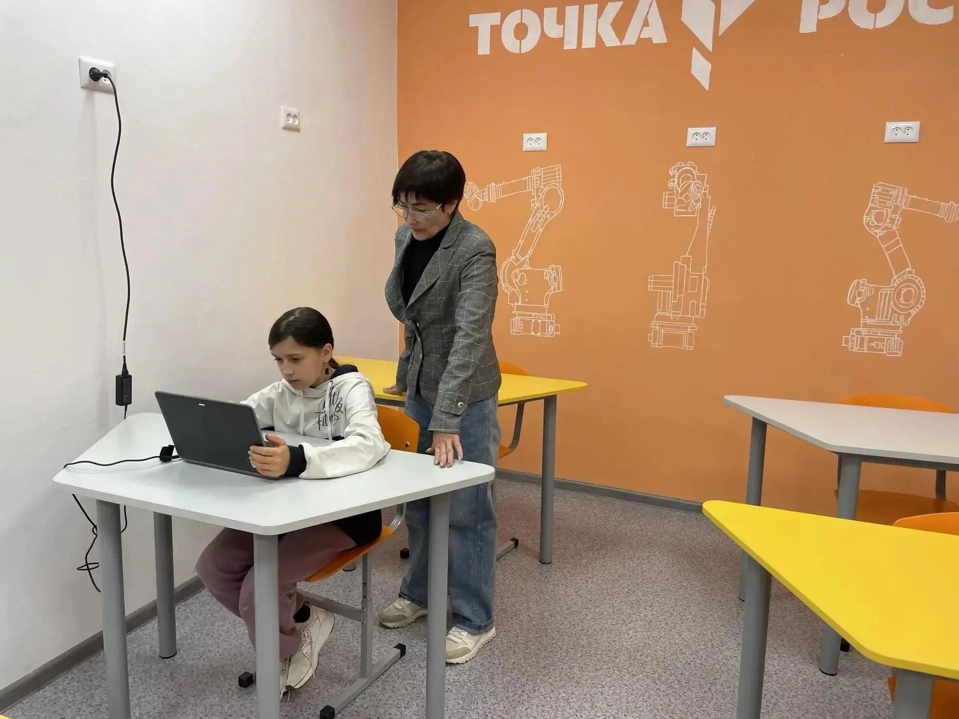 Центр "Точка роста". Кружок "В информатике все интересно". Участники кружка прошли Урок...