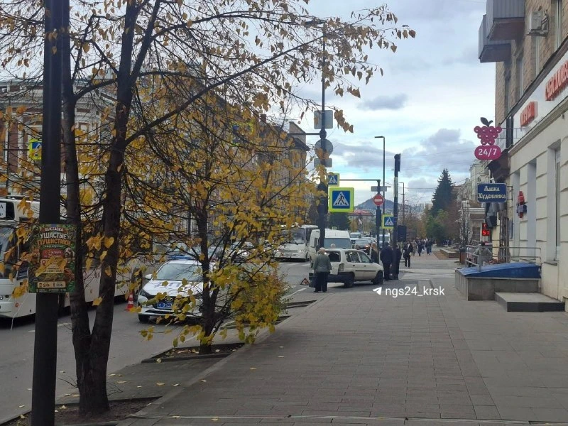 Автобус проехал на красный свет и выбил Мазду на тротуар в центре Красноярска. Авария п...