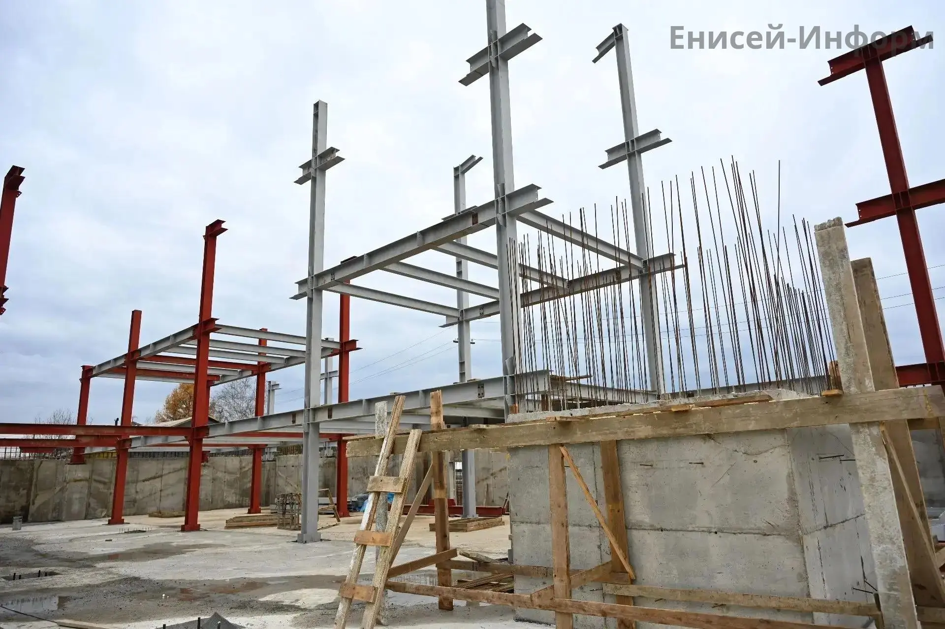 В Енисейске продолжается строительство плавательного бассейна