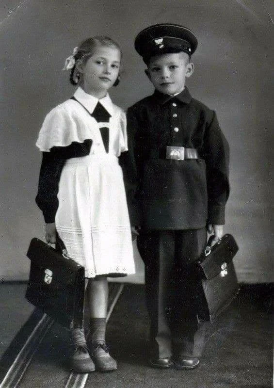 ❗️А Вы знаете, что школьная форма, которая была введена Сталиным в 1949 году, шилась из...