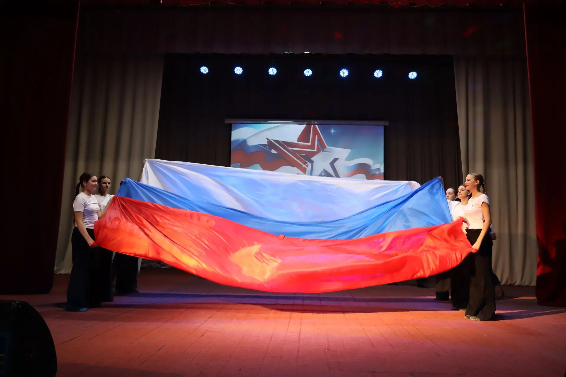 🇷🇺 Сегодня на сцене районного Дома культуры состоялся торжественный концерт, посвящён...