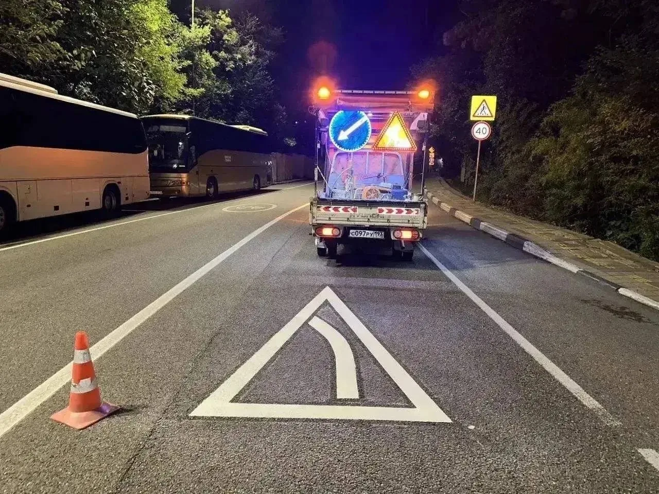 🚧 В Сочи обновляют разметку, знаки и островки безопасности