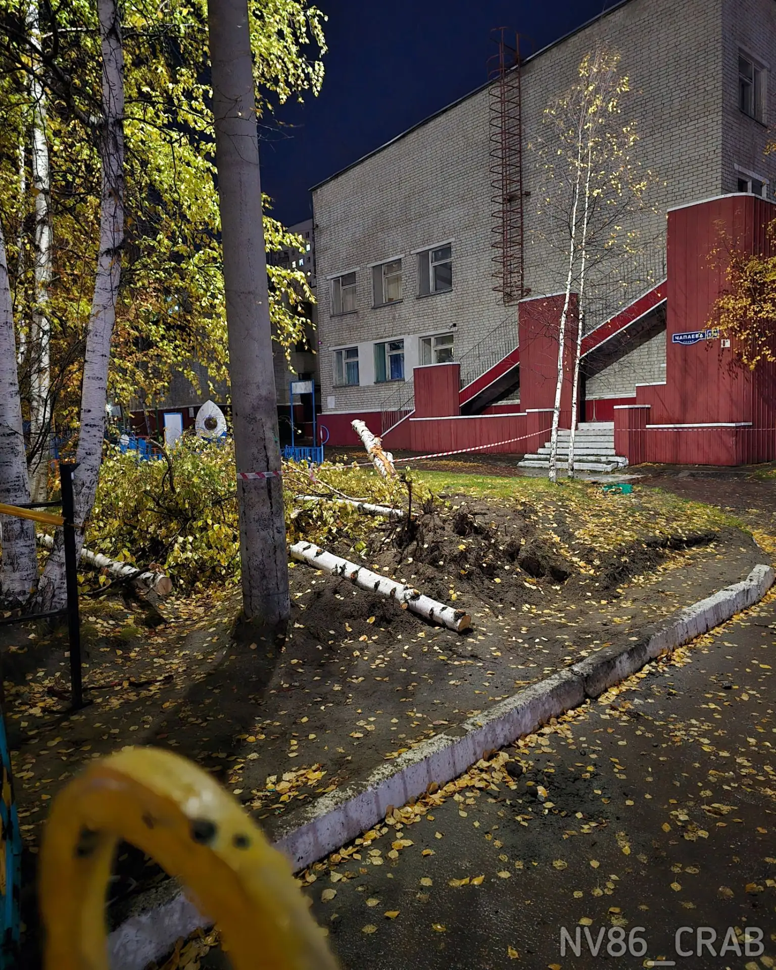 Территория детского сада «Ромашка» на Омской серьёзно не пострадала из-за мусоровоза, к...