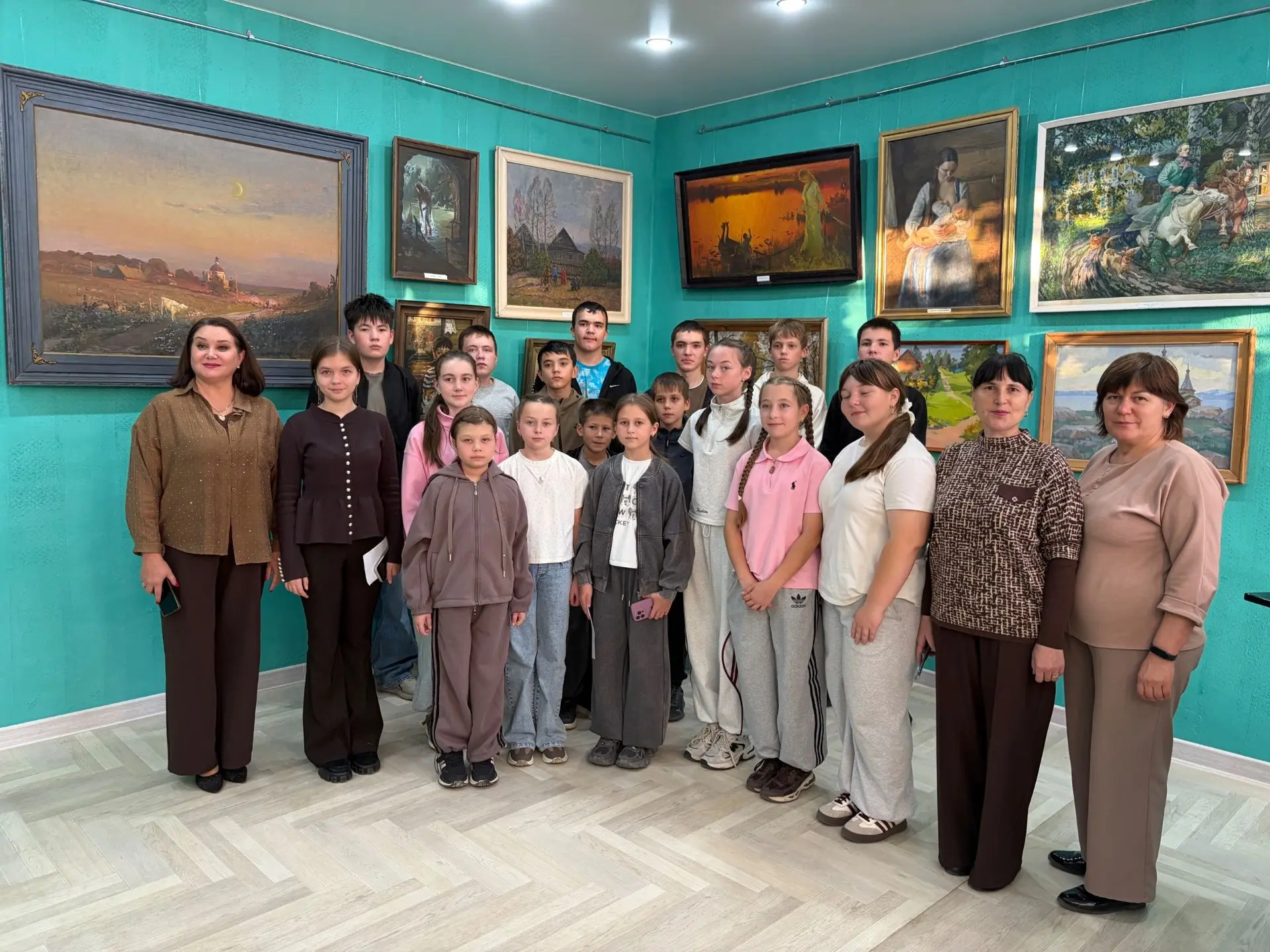 🎨Экскурсия в картинную галерею.