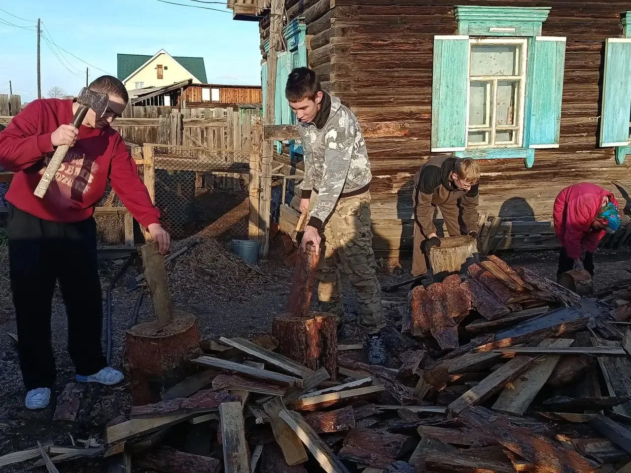 Сегодня мальчики из 10 класса — Паршин Саша, Дубинин Юра, Чёрных Кирилл и Аюшеев Тумэн ...