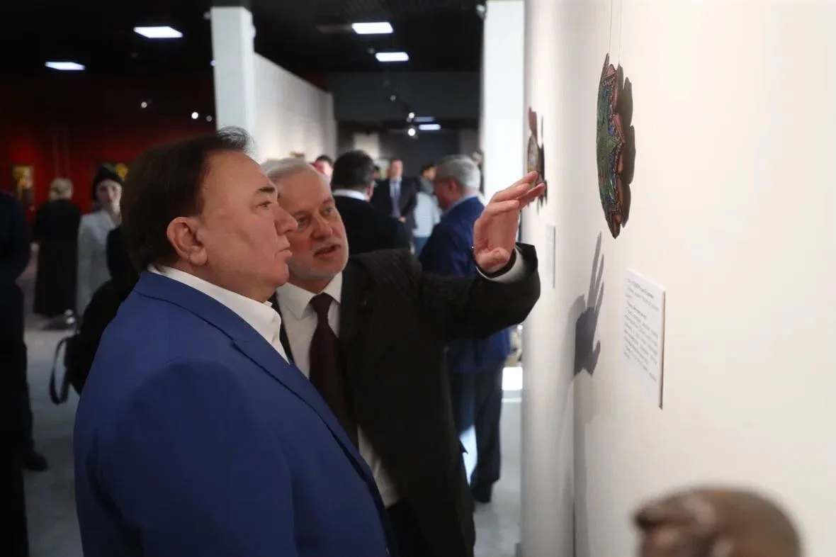 🎨 В Государственной выставочной галерее в Сунже открылась выставка Российской академии...