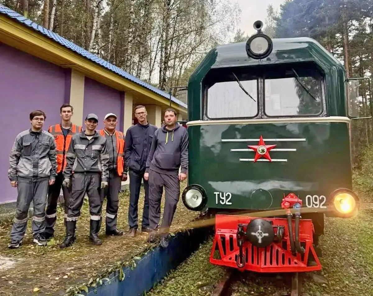 ⚙️ Узкоколейный тепловоз ТУ2 с  дизелем 1Д12 на базе танкового В-2 выпускался в СССР вс...