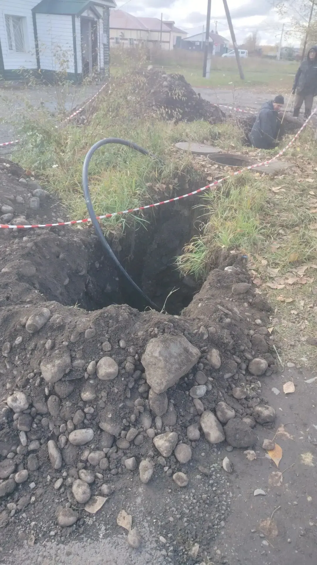В с. Урожайное по ул. Автозаводской проводятся работы по замене аварийного участка цент...