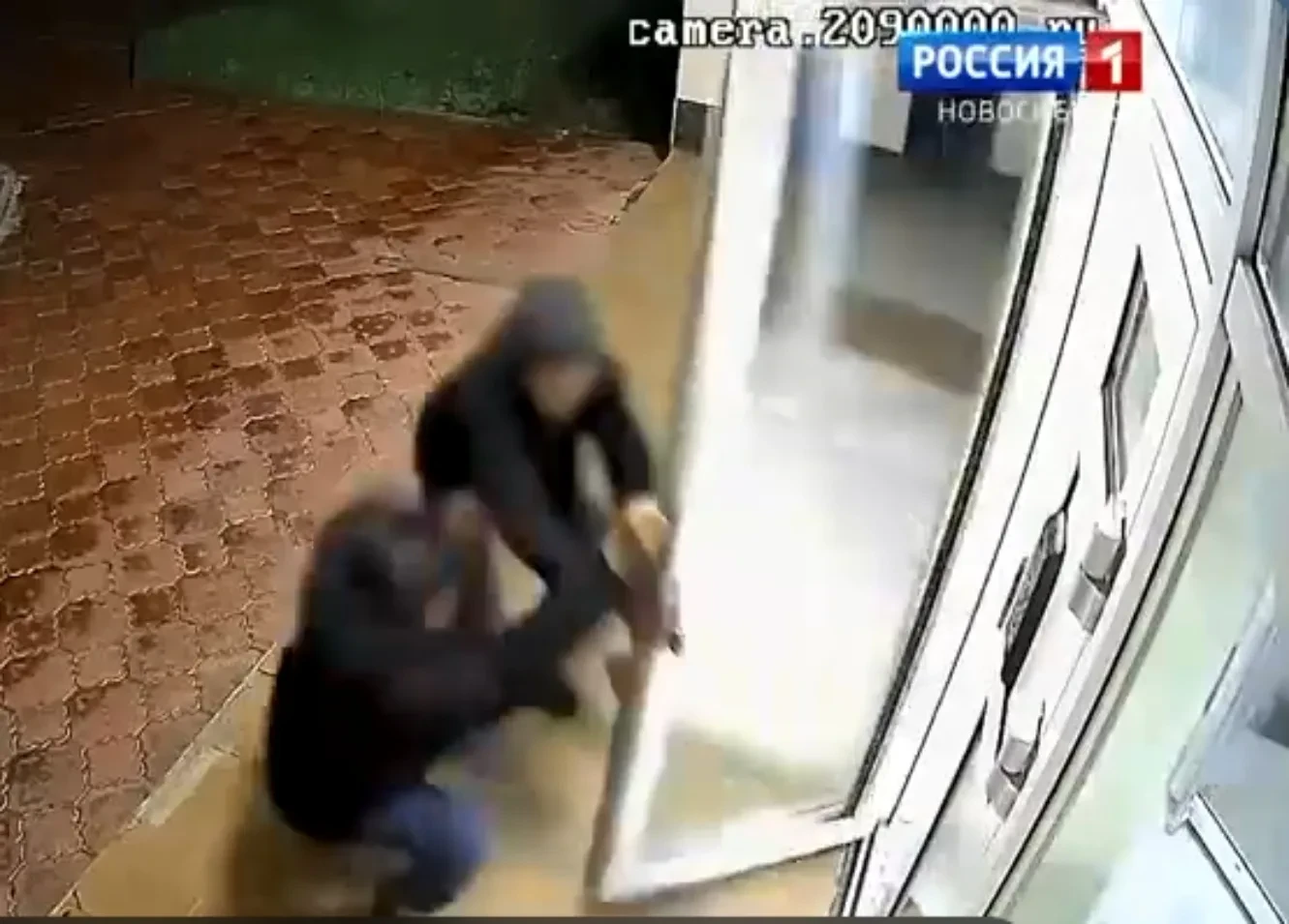 🚧 Подростки разгромили подъезд на улице Фадеева