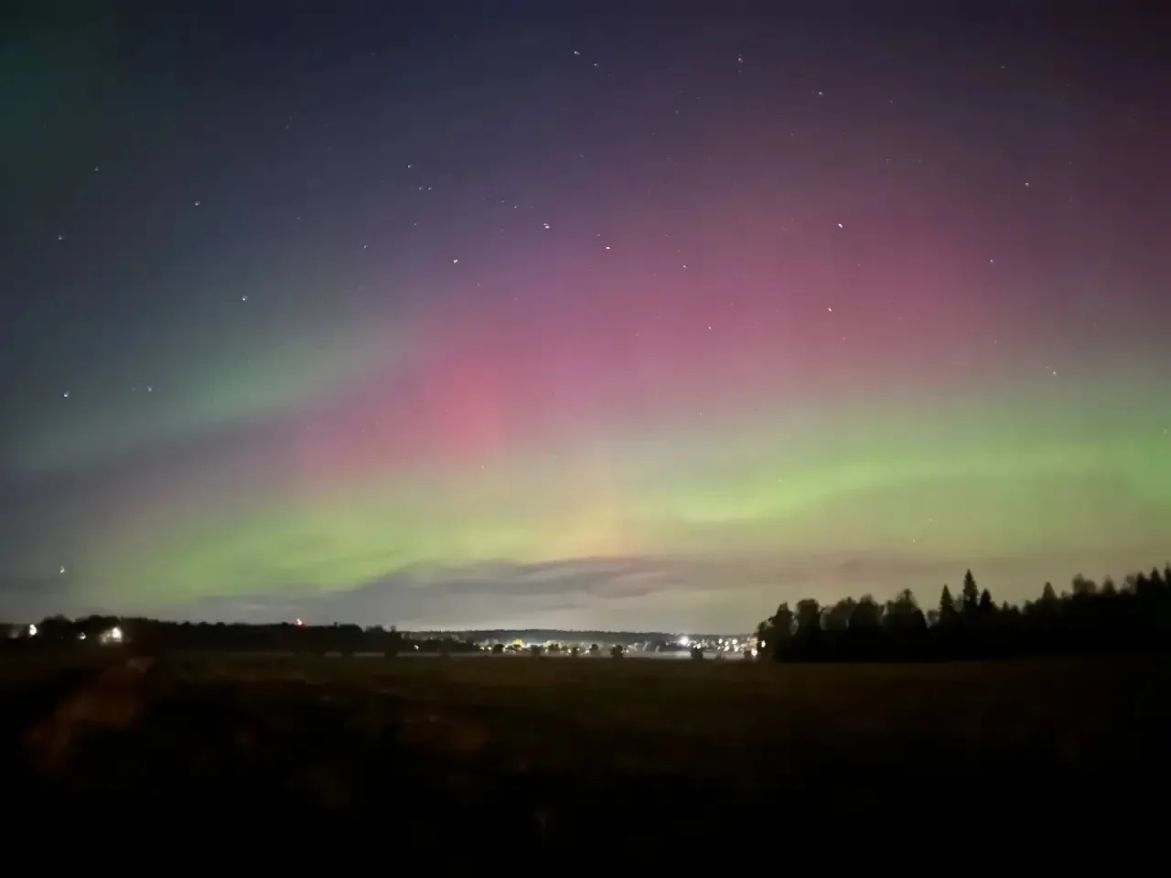 🌌 Россия окрасилась в цвета северного сияния — невероятные кадры разлетаются по сети!