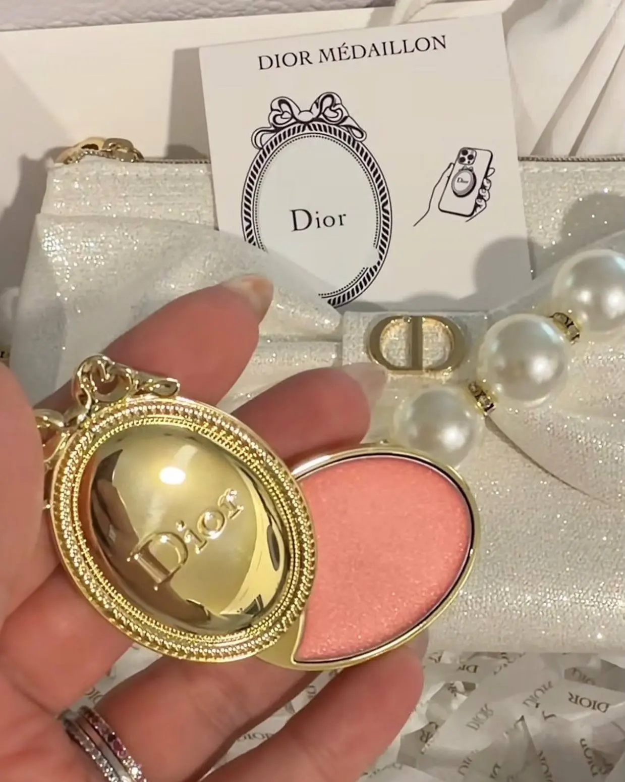 Красота дня: Dior выпустил бальзам для губ, который клеится на телефон (Rhode придется ...