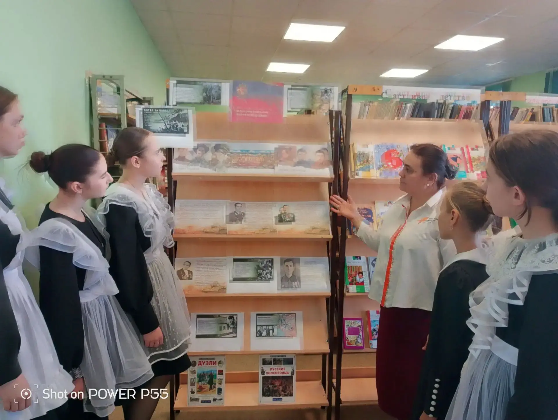 В библиотеке МАОУ "Шыгырданская СОШ №1" под руководством Багмановой Р. Р., и  советнико...