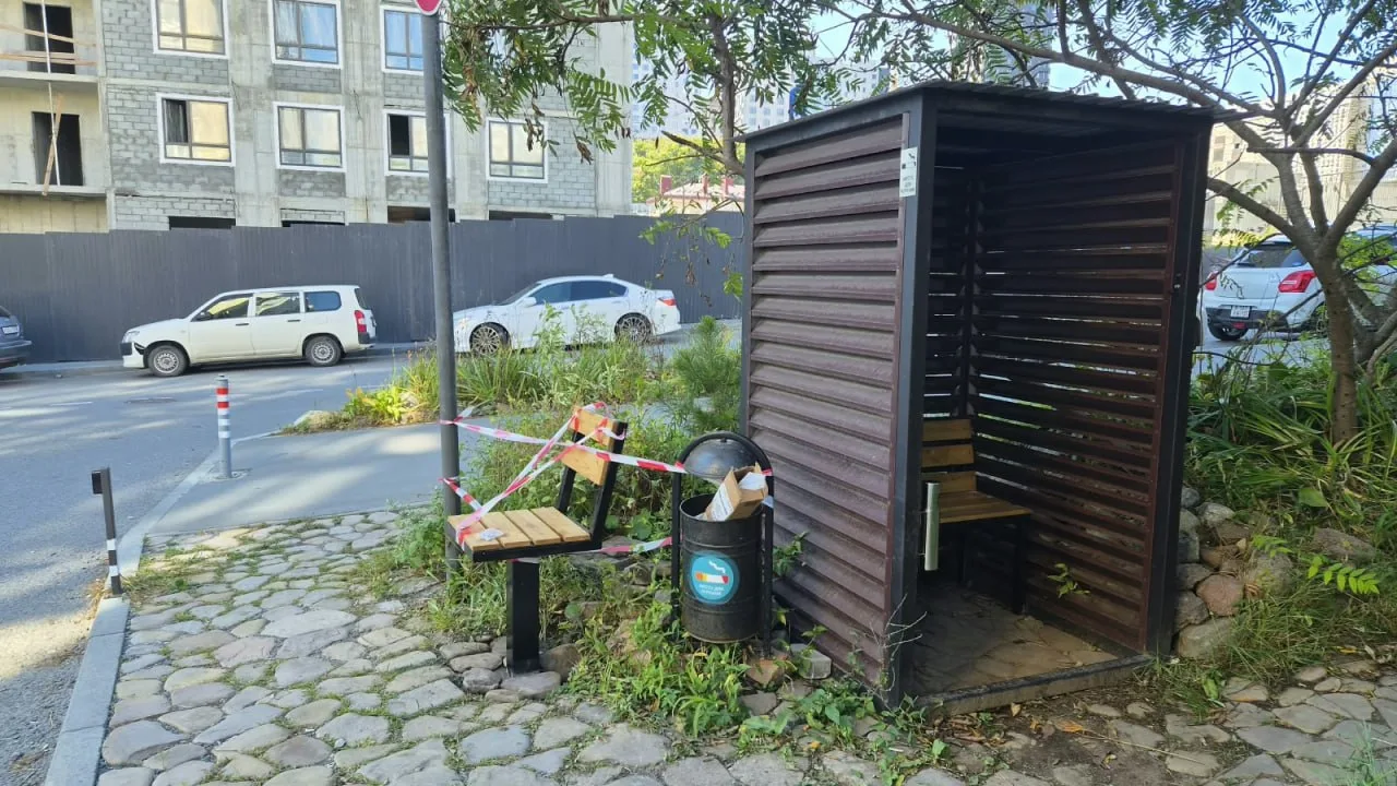 Курилка на Сочинской 5 получила дальнейшее развитие. Помимо урны добавлена пепельница, ...