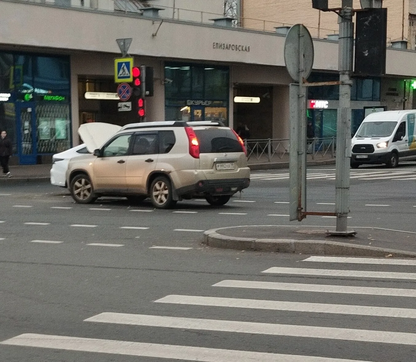 Дтп на перекрестке у метро Елизаровская