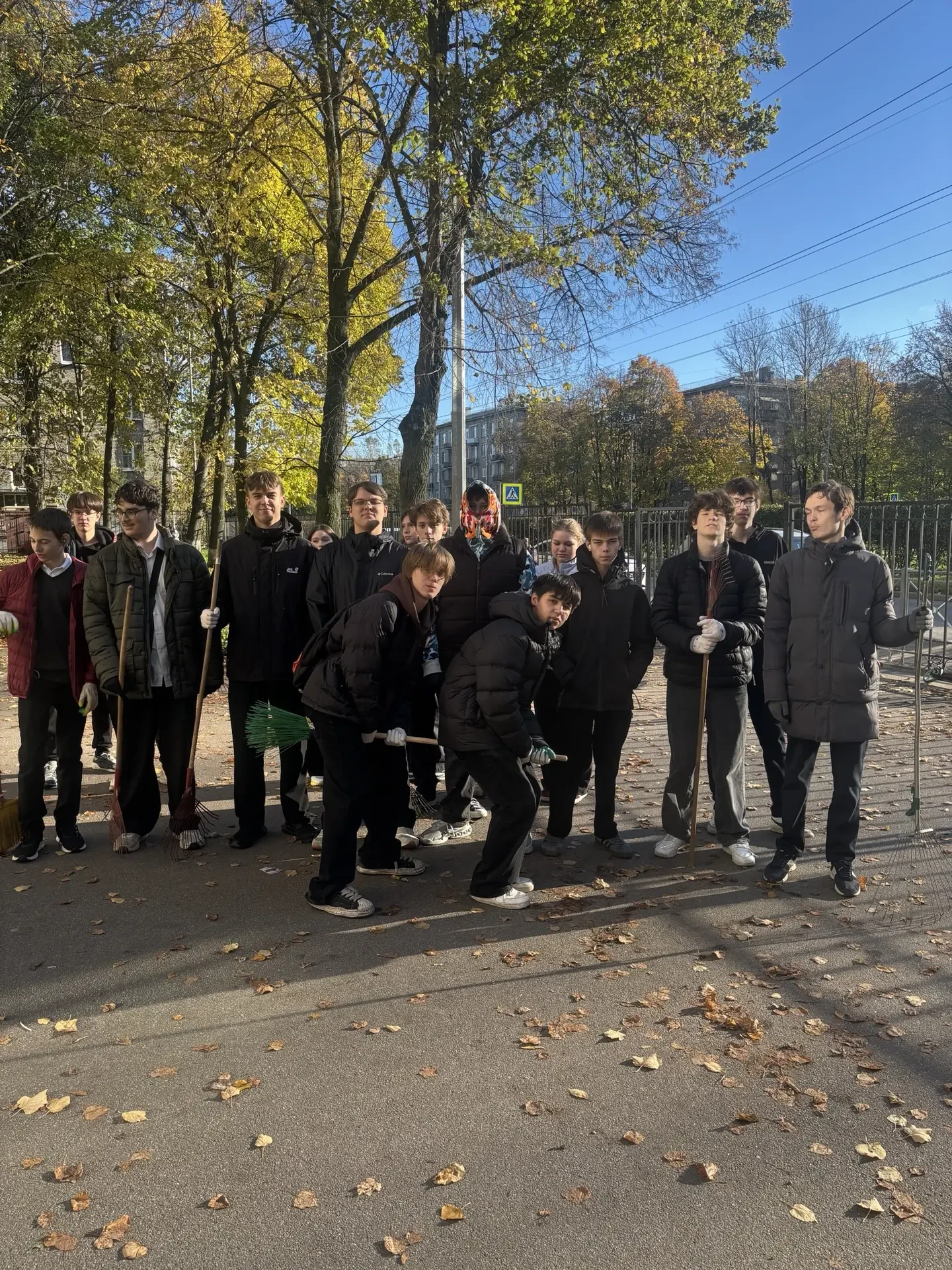 🍂Сегодня учащиеся 10 «Т» класса приняли участие в субботнике: убирали опавшие листья и...