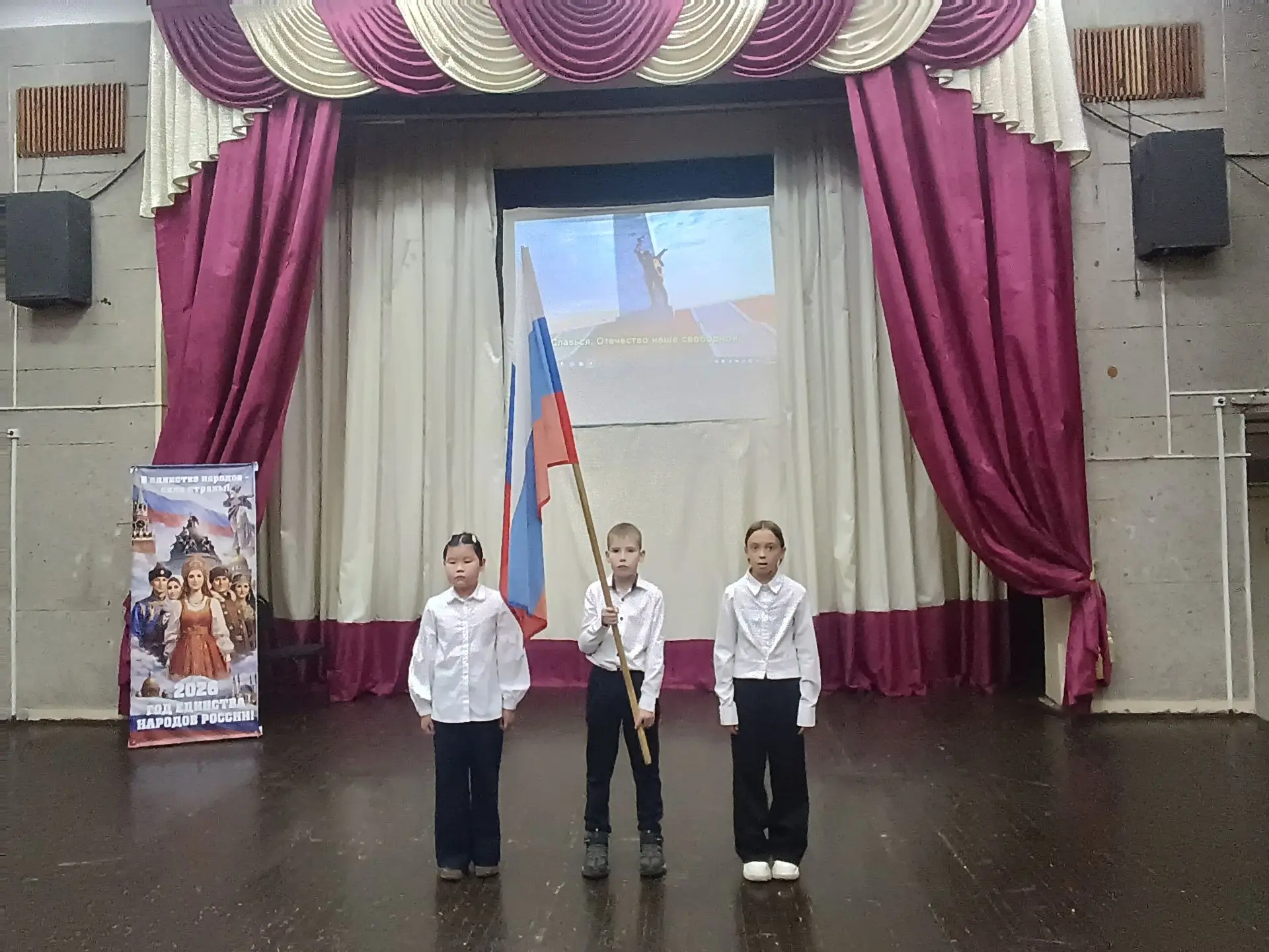 🇷🇺Каждый понедельник в школе начинается одинаково: торжественная линейка, гимн, вынос...