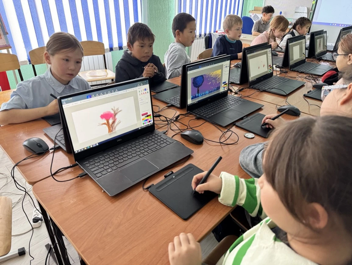 Эвенские школьники изучают программирование и робототехнику с мобильным технопарком Ква...