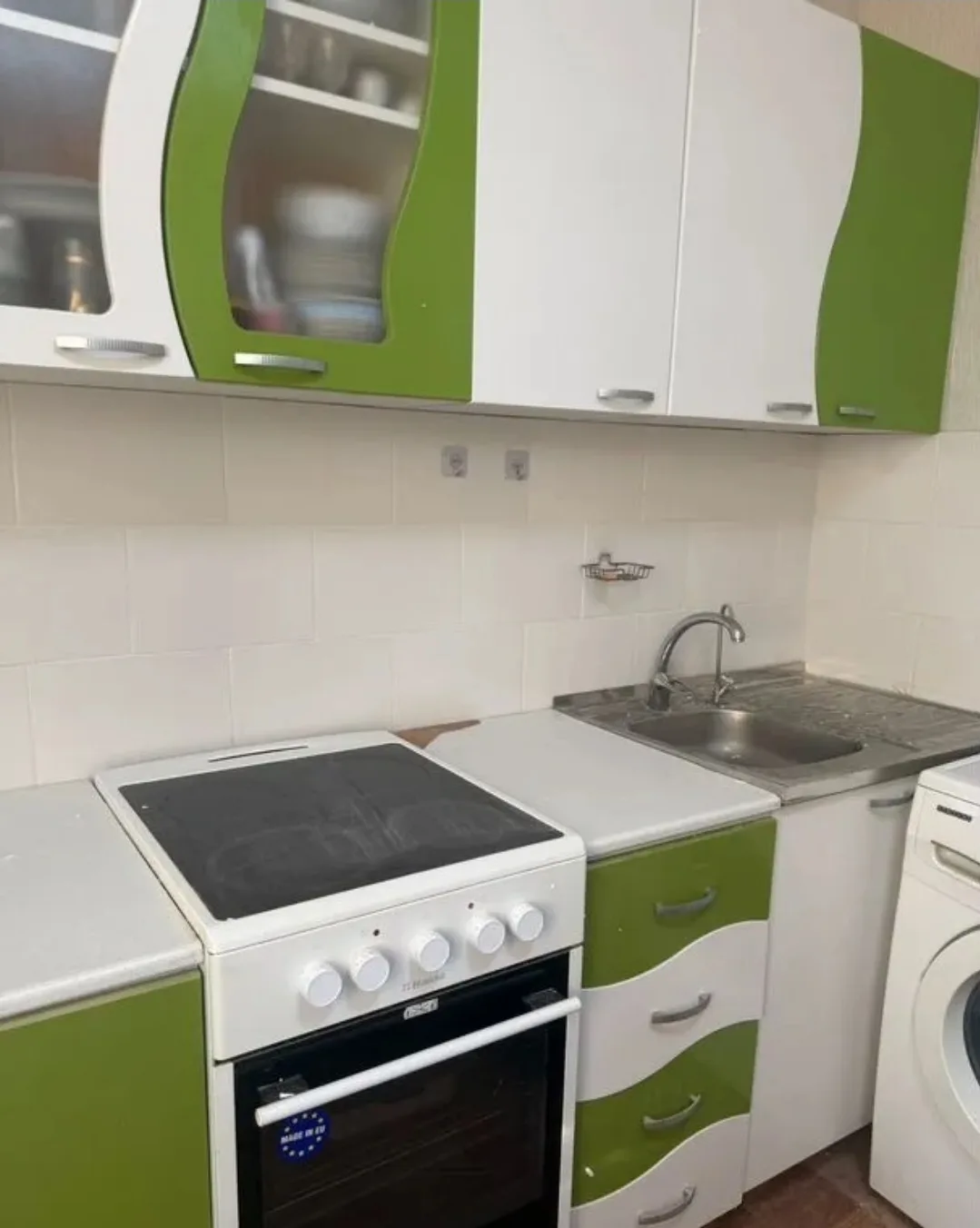 Продам кухню б/у, 3 навесных шкафа, тумба с мойкой и смесителем в комплекте. Плита не п...
