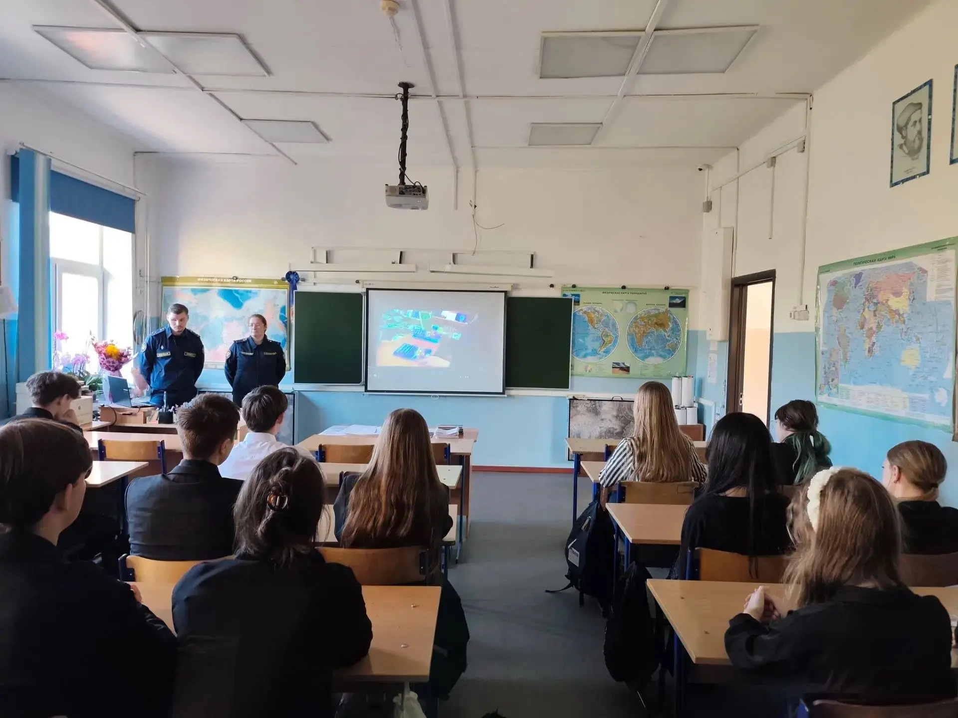 🎓 Старшеклассники познакомились с профессией сотрудника Федеральной службы исполнения ...