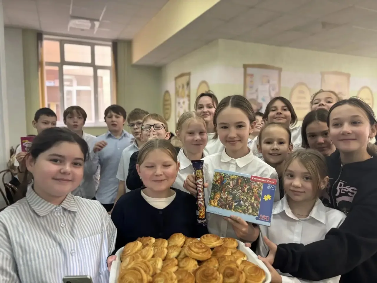 И еще счастливые обладатели сладких призов за сбор макулатуры🥨