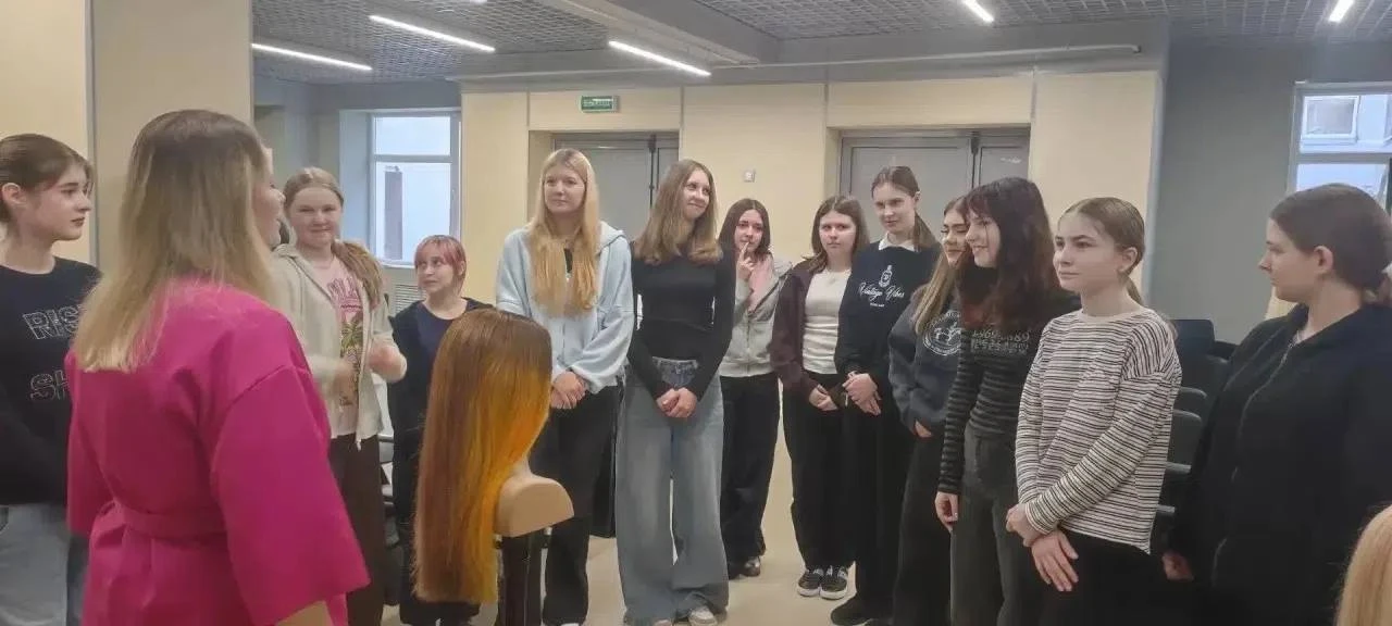✂️ Школьницы попробовали себя в роли стилистов