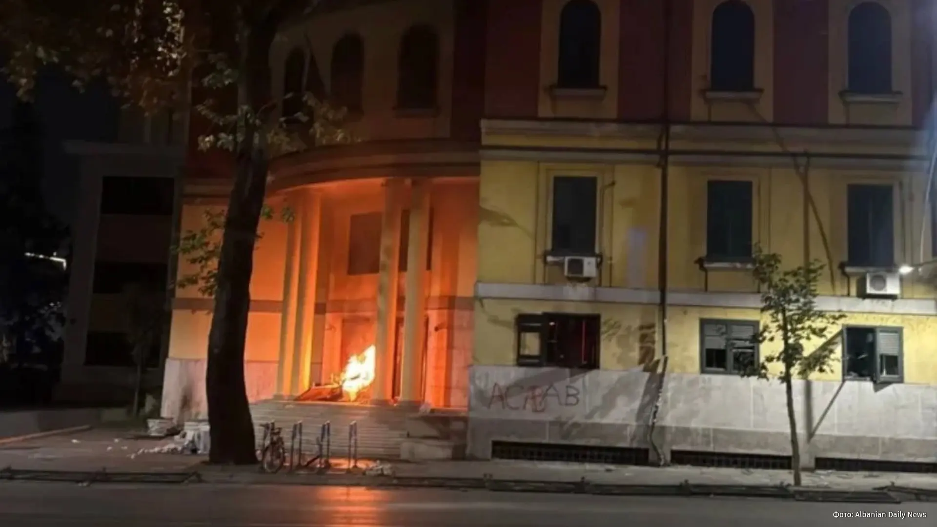 Протестующие в Албании устроили погром в здании минэкономики в Тиране, сообщает Albania...