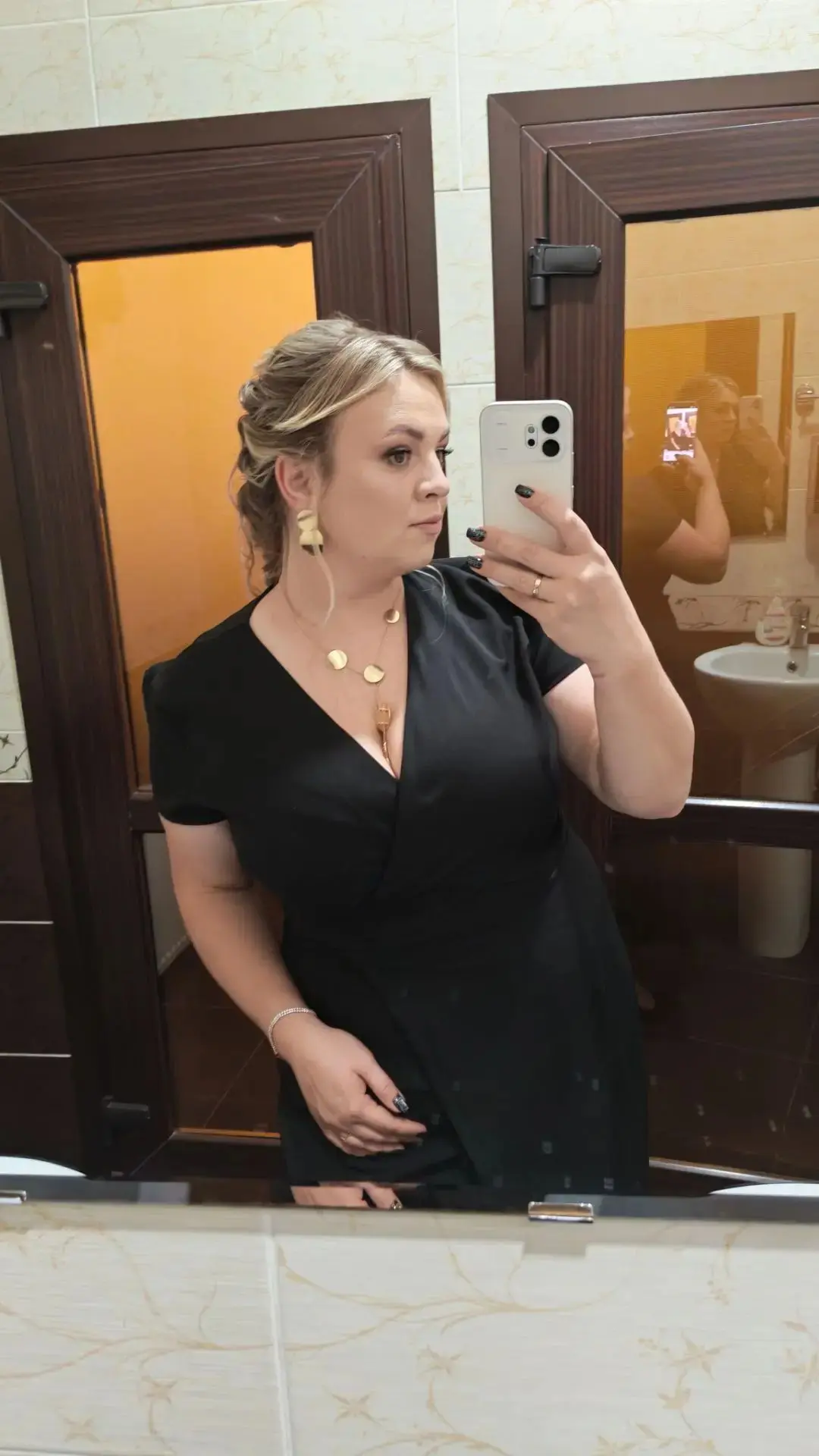 Серьги гвоздики круглые длинные и колье на шею комплект JewelryMeverly, золотистые